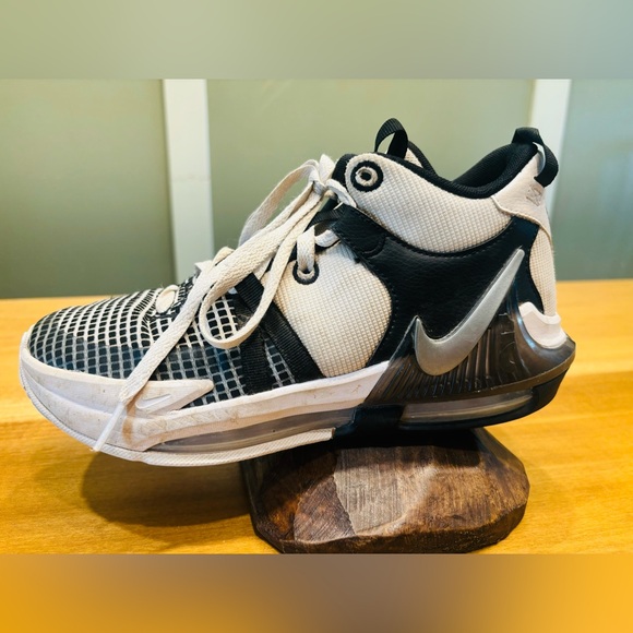 Nike Lebron James Witness Bball sneaker (youth) - Picture 10 of 15